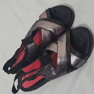 Pas de Rouge Metallic Sandal 41